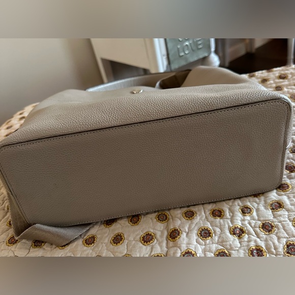 DKNY Winston Gray Leather Bag Like New Condition - Picture 4 of 8